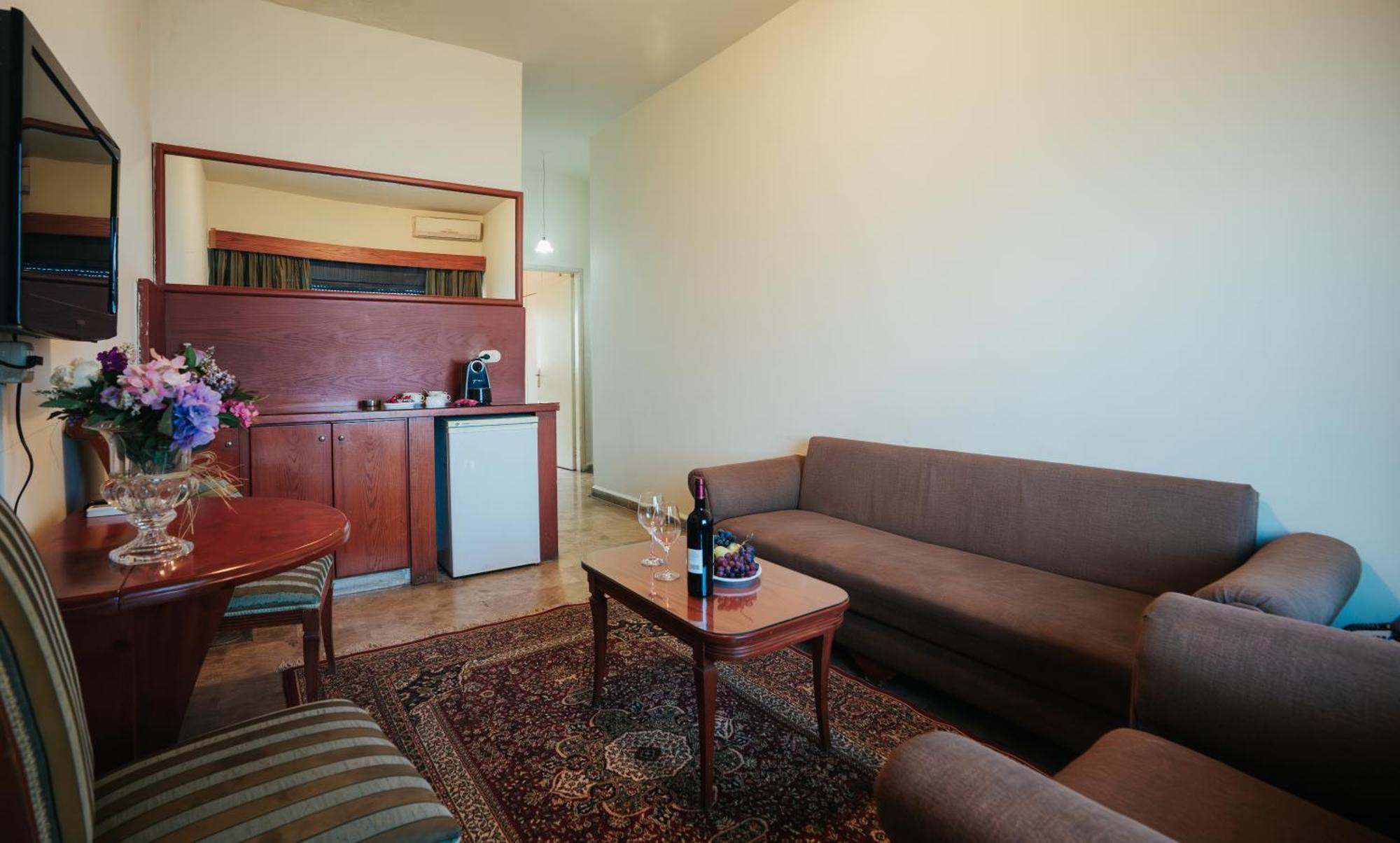 Holiday Suites Hotel & Beach Resort Jounieh Exterior photo